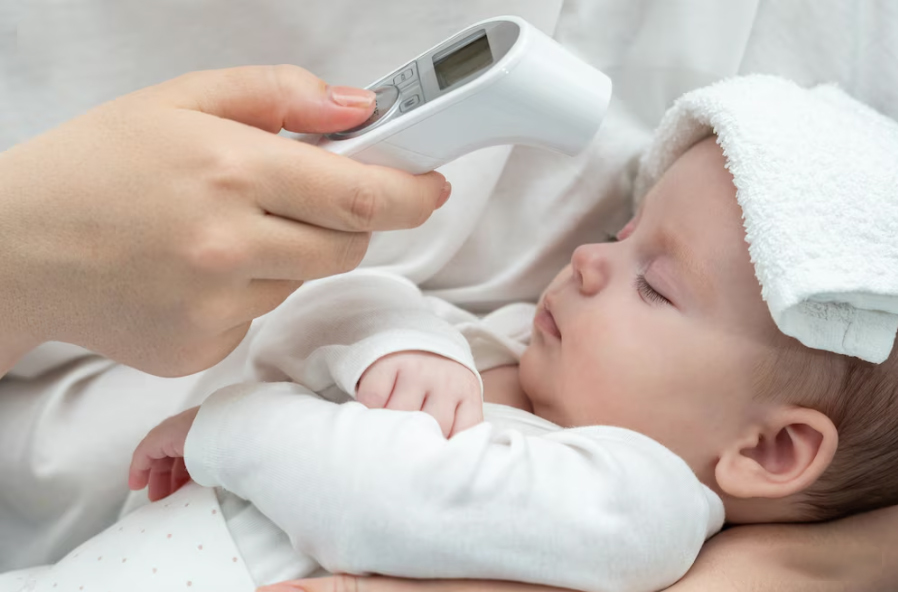 ha-than-nhiet-o-tre-so-sinh