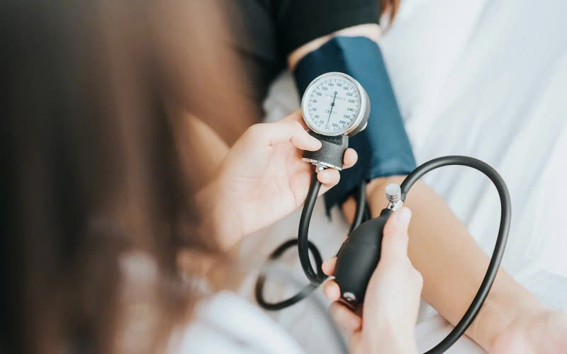 Tut-huyet-ap-dot-ngot-khi-nao-can-di-cap-cuu-de..