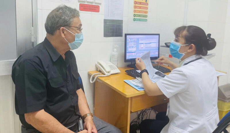 kham-suc-khoe-dinh-ky-cho-nguoi-cao-tuoi-chia...