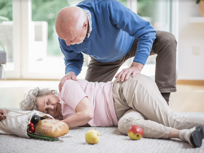 Tut-huyet-ap-dot-ngot-khi-nao-can-di-cap-cuu-de..