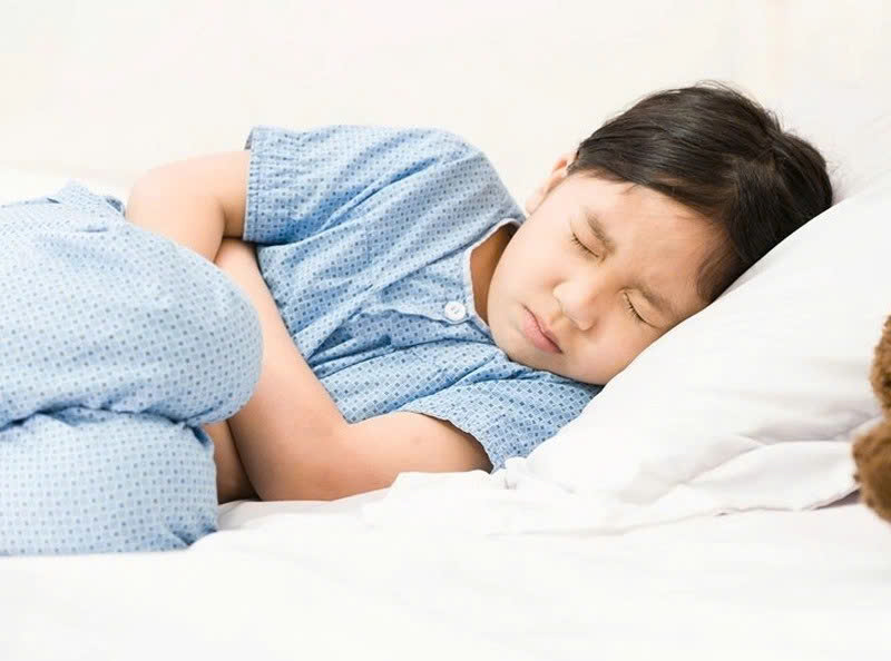 tre-bi-dau-bung-non-oi-huong-dan-5-buoc-so-cuu